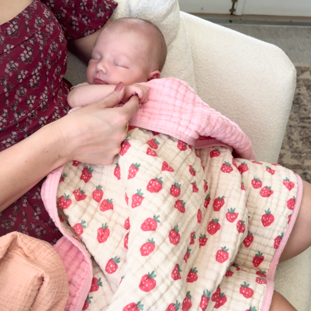 Itzy Muslin Blanket Strawberries and Cream