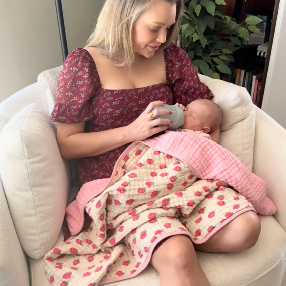 Itzy Muslin Blanket Strawberries and Cream